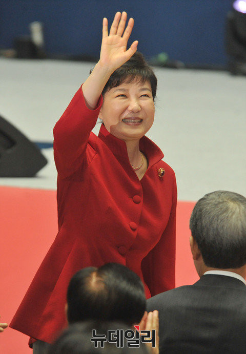 ▲ 박근혜 대통령이 9일 오후 서울 송파구 잠실실내체육관에서 열린 새누리당 당대표 및 최고위원 선출을 위한 제4차 전당대회에 참석하며 손을 흔들고 있다. ⓒ이종현 기자