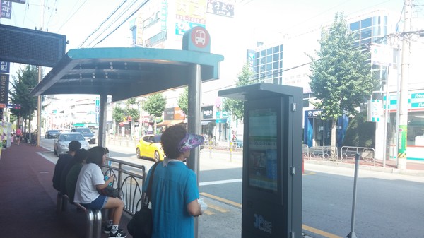 ▲ 버스승강장에 설치된 안내단말기.ⓒ증평군