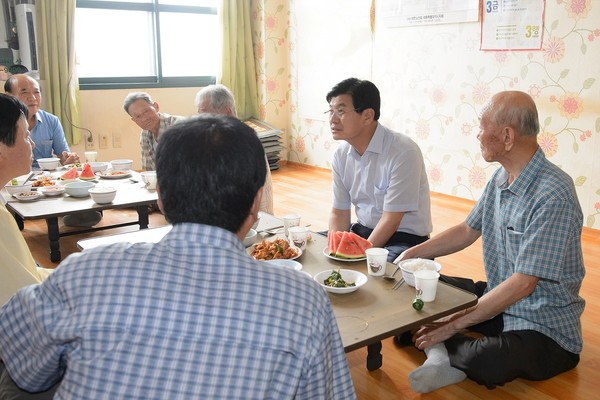 ▲ 이춘희 세종시장이 9일 무더위에 취약한 노인들을 만나 대화하고 있다. ⓒ세종시