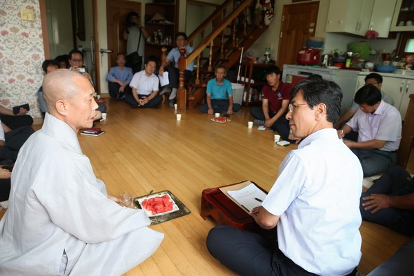 ▲ 안희정 지사가 9일 충남 금산군 제원면에서 한국타이어 고형연료제품 사용시설 입지를 반대하는 주민들과 대화하고 있다.ⓒ충남도