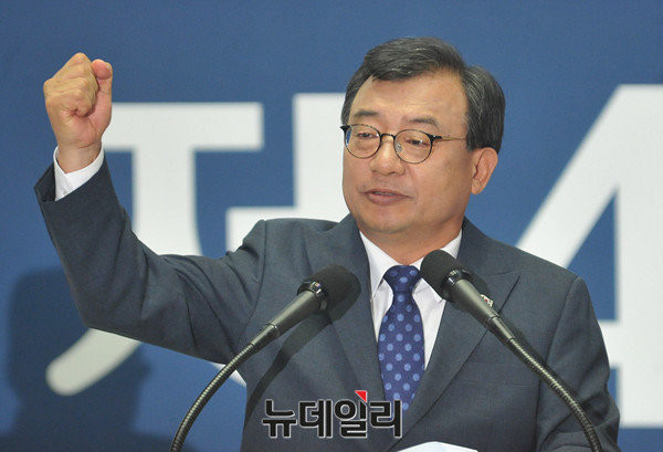 ▲ 새누리당 이정현 의원이 9일 전당대회에서 당대표로 선출된 직후 수락 연설을 하며 주먹을 불끈 쥐어보이고 있다. ⓒ뉴데일리 이종현 기자