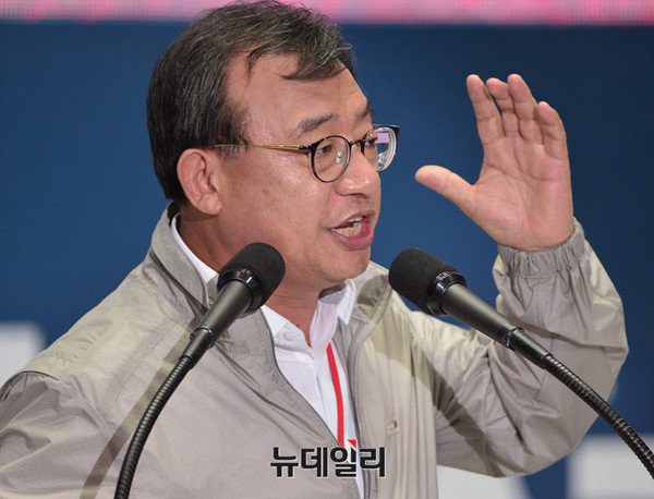 ▲ 새누리당 이정현 의원이 9일 전당대회가 열린 서울 잠실실내체육관에서 트레이드마크인 잠바와 면바지 차림으로 1만 대의원들을 앞에 두고 연설을 하고 있다. ⓒ뉴데일리 정상윤 기자