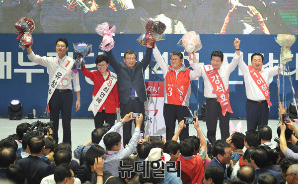 ▲ 8·9 전당대회에서 새롭게 선출된 새누리당 지도부가 대의원들을 향해 인사하고 있다. 사진 왼쪽부터 유창수 청년최고위원, 최연혜 최고위원, 이정현 대표, 조원진 강석호 이장우 최고위원. ⓒ뉴데일리 이종현 기자