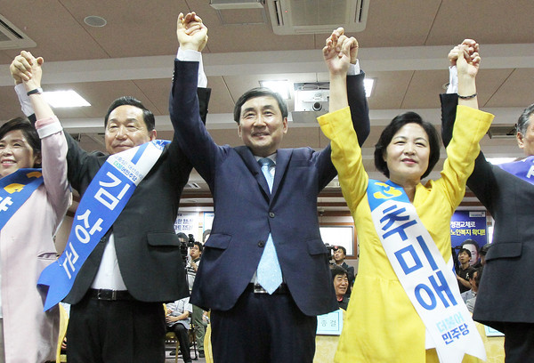 ▲ 9일 오전 제주상공회의소에서 열린 더불어민주당 당 대표 및 최고위원 후보 합동설명회에서 김상곤, 이종걸, 추미애 당 대표 후보가 지지를 호소하고 있다.ⓒ뉴시스