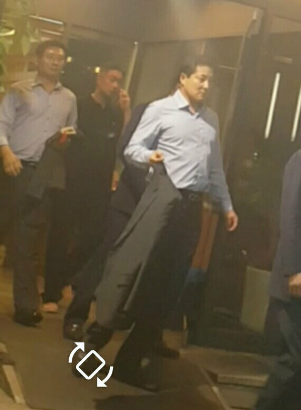 ▲ 새누리당 박대출 의원 등 친박계 의원들이 9일 전당대회가 열린 서울 잠실실내체육관 인근의 한 갈비집에서 조원진 최고위원이 자리한 만찬 회동이 끝난 뒤 식당을 나서고 있다. ⓒ뉴데일리 이종현 기자