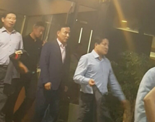 ▲ 새누리당 박덕흠 의원이 9일 전당대회가 열린 서울 잠실실내체육관 인근의 한 갈비집에서 친박계 의원들과 만찬 회동을 가진 뒤 식당을 나서고 있다. 박덕흠 의원은 이 자리에서 조원진 최고위원을 보지 못했다고 주장했으나, 조원진 최고위원은 불과 수 초 전에 같은 식당 문으로 의원들과 함께 몰려나왔기 때문에 의문을 낳고 있다. ⓒ뉴데일리 이종현 기자