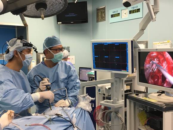 ▲ 공두식  신경외과 교수(사진 오른쪽)와 홍상덕 이비인후과 교수(사진 왼쪽)가 내시경으로 뇌종양 수술을 진행하고 있다.ⓒ.삼성서울병원
