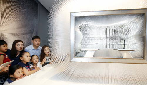 ▲ 대림그룹 직원 가족들이 한남동 디뮤지엄에서 도슨트의 설명과 함께 '헤더윅 스튜디오: 세상을 변화시키는 발상' 전시를 관람하고 있다. ⓒ 대림산업