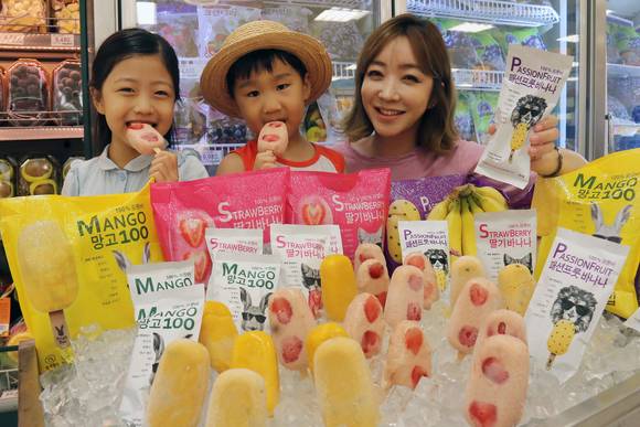 ▲ 일 오전 서울 한강로 이마트 용산점에서 모델과 아이들이 과일만을 사용해 만든 100% 프룻바를 선보이고 있다. ⓒ이마트