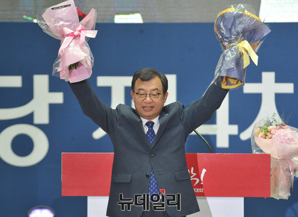 ▲ 새누리당 이정현 대표가 9일 전당대회에서 선출된 직후 꽃다발을 받은 채로 양손을 들어보이고 있다. ⓒ뉴데일리 이종현 기자