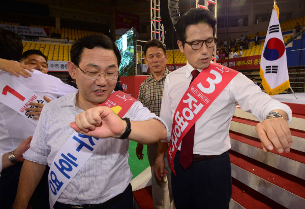 ▲ 이른바 2단계 비박 단일화를 단행한 새누리당 주호영 의원과 정병국 의원이 단일화가 결행된 지난 5일 단일화 발표 시점을 논의하던 중 손목을 들어 동시에 시계를 바라보고 있다. ⓒ뉴시스 사진DB
