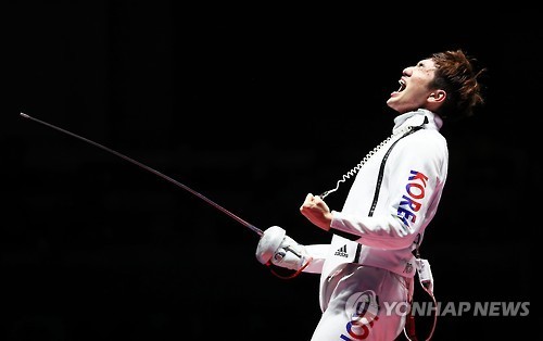 남자 펜싱 에페 종목에서 금메달을 획득한 박상영(21·한국체대). [ EPA=연합뉴스 ] ⓒ연합뉴스