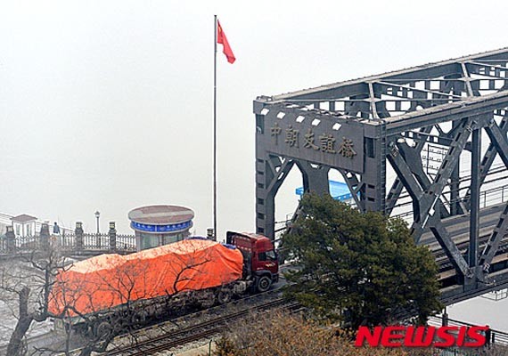 ▲ 지난 3월 초순, 中단둥 세관을 거쳐 북한으로 가는 화물트럭의 모습, 역시 中공산당이 대북제재의 '구멍'이었다. ⓒ뉴시스. 무단전재 및 재배포 금지.