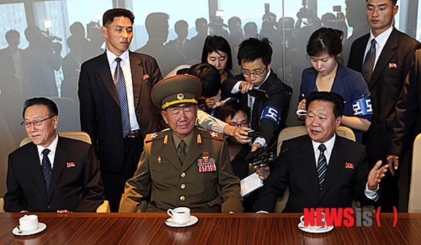 ▲ 2014년 10월 인천 아시안게임에 온 김양건, 황병서, 최룡해(왼쪽부터). 최근 北인민군 내부에서는 황병서 총정치국장에 대한 불만이 커지고 있다고 '자유아시아방송'이 전했다. ⓒ뉴시스. 무단전재 및 재배포 금지.