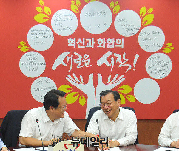 ▲ 새누리당 이정현 대표가 '섬기는 리더십'이라고 써넣는 등 새누리당의 신임 지도부가 10일 오전 서울 여의도 당사 회의실 백보드의 '희망의 나무'에 각자의 다짐과 각오를 기재한 가운데, 이 '희망의 나무' 아래에서 이정현 대표와 정진석 원내대표가 서로 손을 맞잡고 파안대소하고 있다. ⓒ뉴데일리 이종현 기자