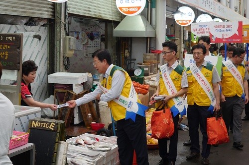 ▲ 한국남동발전(주) (사장 허엽·이하 KOEN)이 진주시민들을 대상으로 여름철 에너지절약 캠페인을 가졌다.ⓒ한국남동발전 제공