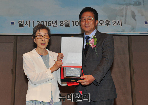 ▲ 왼쪽부터 김길자 (사)대한민국사랑회 회장과 '우남 이승만 애국상' 개인상을 수상한 조영환 종북좌익척결단 대표. ⓒ뉴데일리 이종현 기자