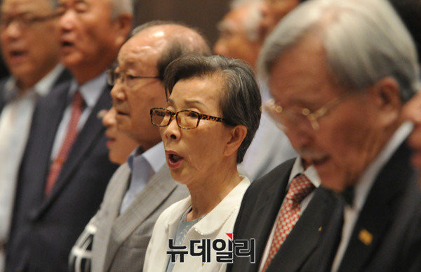 ▲ 애국가를 제창하고 있는 김길자 (사)대한민국사랑회 회장 모습. ⓒ뉴데일리 이종현 기자