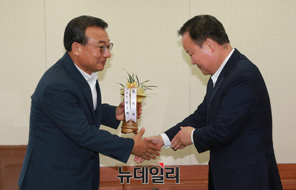 ▲ 새누리당 이정현 신임 당 대표가 10일 김재원 청와대 정무수석을 만났다. 이 자리에서 이 대표는 청와대와 소통하겠다는 의지를 강조했다. ⓒ뉴데일리 이종현 기자