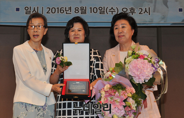 ▲ 우남 이승만 애국상 단체상 수상하는 이경자 공교육 살리기 학부모연합 대표(가운데) ⓒ 뉴데일리 이종현 기자