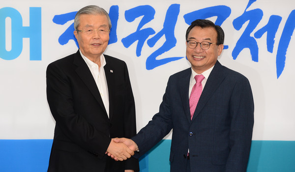 ▲ 새누리당 이정현 대표(오른쪽)와 더불어민주당 김종인 대표(왼쪽)이 10일 만났다. 두 사람은 박근혜 대통령이 대선 후보이던 시절 한솥밥을 먹은 바 있다. ⓒ뉴시스 DB