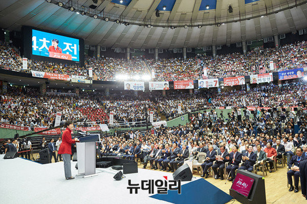 ▲ 박근혜 대통령이 전당대회가 열린 9일 잠실실내체육관을 찾아 당대표·최고위원 후보자들과 대의원들 앞에서 인사말을 하고 있다. 투표 내용은 제각각이었지만, 이 자리에 모인 사람들 중에서 박근혜정부의 성공을 바라지 않는 사람은 없었을 것이다. ⓒ청와대 사진공동취재단