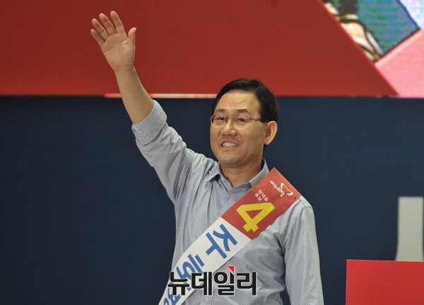 ▲ 전당대회가 열린 9일 잠실실내체육관에서 당대표 후보자 연설에 앞서 청중들에게 손을 흔들고 있는 주호영 의원. 주호영 의원은 현 정부에서 청와대 정무특보로 지명됐으며, 국회법 파동에서의 소신 반대표, 국회선진화법에 대한 권한쟁의심판소송 제기, 공무원연금 개혁 앞장서기 등 모든 일을 도맡아서 했는데도 대통령이나 본인의 의중과 관계없이 어느 순간 비박 단일후보가 되는 기이한 경험을 했다. ⓒ뉴데일리 이종현 기자