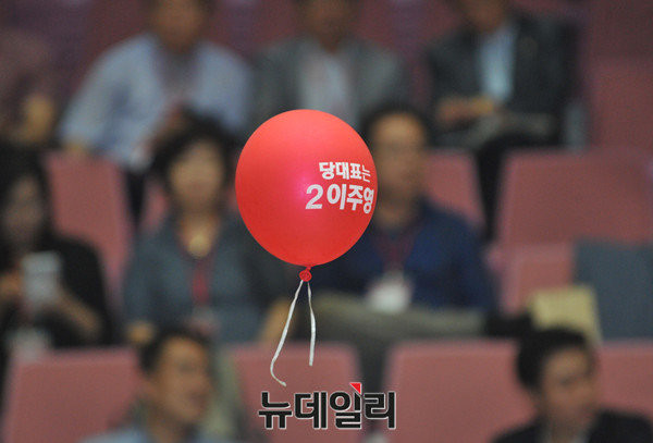 ▲ 8·9 전당대회가 막판 친박~비박의 정면 대결로 흐르면서 오더가 남발돼 그 오더에서 배제된 후보자 및 그 지지자들의 마음은 허공에 붕 뜨고 말았다는 지적이다. ⓒ뉴데일리 이종현 기자