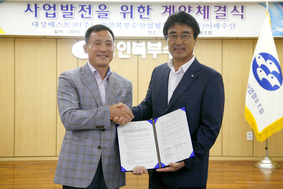 ▲ 박용주 대상베스트코 대표(좌)와 박용오 경인북부수협 조합장(우)이 계약체결식을 마치고 악수를 나누고 있다. ⓒ대상