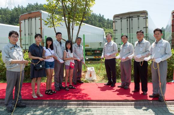 ▲ 한화토탈은 10일 충남 대산공장에서 마스터에 선정된 11명의 직원과 가족들, 그리고 임직원들이 참석한 가운데 ‘한화토탈 마스터 동판제막식 행사’를 개최했다. ⓒ 한화토탈