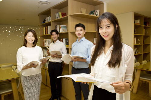 ▲ 현대건설 직원들이 2016 지속가능경영 보고서를 보고 있다. ⓒ 현대건설