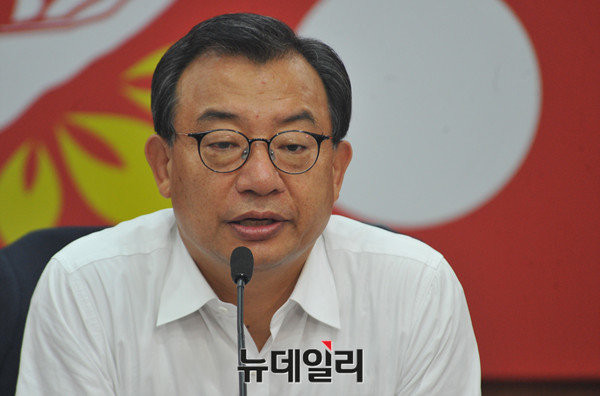 ▲ 새누리당 이정현 신임 당 대표가 그간 공개와 비공개를 함께 진행했던 최고위원회의를 비공개로만 진행키로 했다. 당 내 목소리를 하나로 모으기 위한 포석으로 풀이된다. ⓒ뉴데일리 이종현 기자