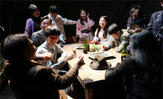 ▲ 청주대 연극학과 학생들이 ‘밀양여름공연예술축제’에 출연해 열연을 펼치고 있는 모습.ⓒ청주대