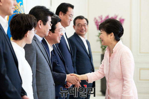 ▲ 박근혜 대통령이 11일 오후 청와대 인왕실에서 이정현 대표를 비롯한 새누리당 신임 지도부와 인사를 나누고 있다. ⓒ뉴데일리