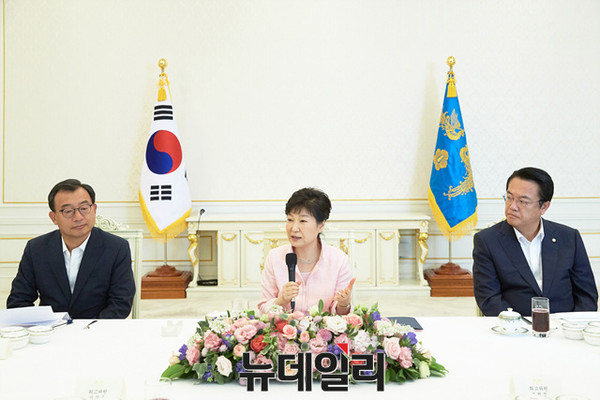 ▲ 박근혜 대통령이 11일 오후 청와대 인왕실에서 열린 새누리당 신임 지도부와의 회동에서 모두 발언을 하고 있다. ⓒ뉴데일리