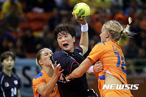 ▲ 대한민국 여자 핸드볼 국가대표팀의 류은희가 네덜란드 수비수 사이로 슈팅을 시도하고 있다.ⓒ뉴시스