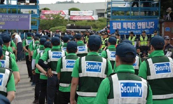 ▲ 노조와 대치중인 용역경비들.ⓒ아산시