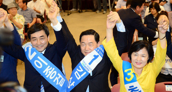 ▲ 11일 오후 부산 벡스코 컨벤션홀에서 열린 더불어민주당 당 대표 및 최고위원 후보 합동연설회에 참가한 이종인(왼쪽부터), 김상곤, 추미애 후보가 당원들에게 인사하며 지지를 호소하고 있다.ⓒ뉴시스