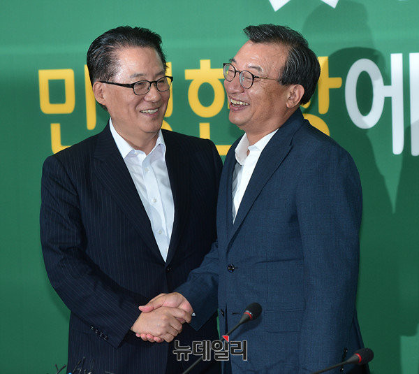 ▲ 새누리당 이정현 신임 당대표와 국민의당 박지원 비상대책위원장이 11일 만나 반갑게 인사하며 악수를 나누고 있다. ⓒ뉴데일리 정상윤 기자