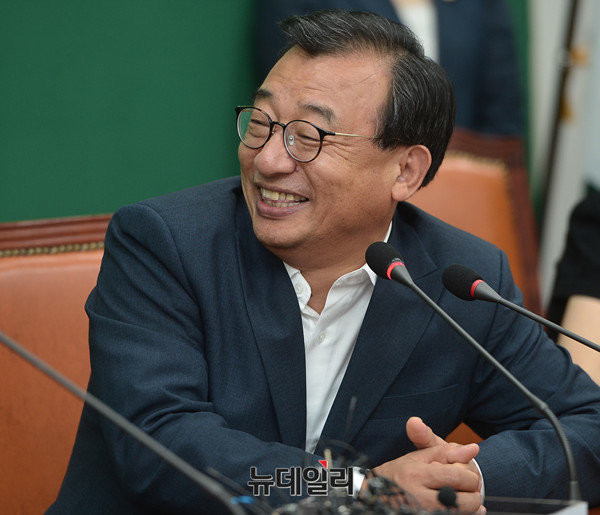 ▲ 새누리당 이정현 신임 당 대표가 11일 국민의당 박지원 비대위원장을 만나  "호남 출신으로 새누리당에서 참 많이 외롭고 힘들었다"며 "호남 출신의 당 대표가 돼서 호남의 선배를 찾아뵈니 감개무량하다"고 소감을 밝혔다. ⓒ뉴데일리 정상윤 기자