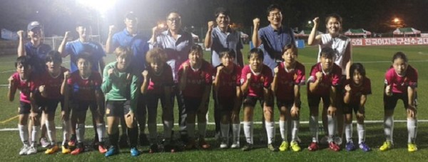 ▲ 지난 10일 인천가림초를 누르고 결승에 진출한 충주남산초 축구부 선수들이 축구협회임원, 지도자 등 관계자들과 결승전 선전을 다집하며 파이팅을 외치고 있다.ⓒ충주시축구협회