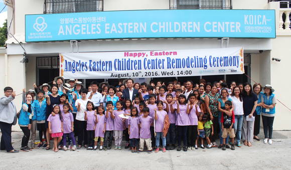 ▲ 현대로템 직원들과 현지 관계자들이 10일(현지시간) 필리핀 마닐라 인근 앙헬레스에 위치한 앙헬레스동방아동센터의 개보수 완료 기념 개소식에서 기념촬영을 하고 있다.ⓒ현대로템