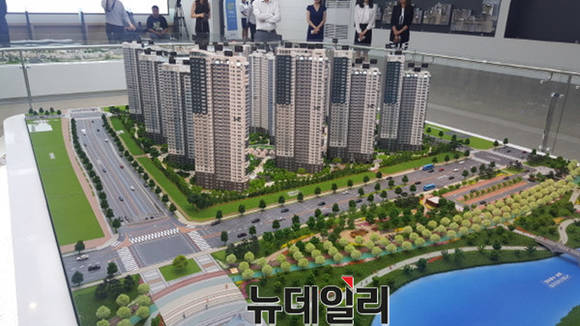 ▲ 청라국제도시 내 중앙호수공원이 한 눈에 보이는 한양수자인 레이크 블루 단지 모형도. = 청라 박지영 기자
