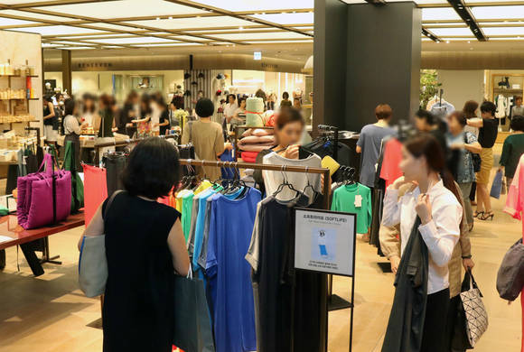 ▲ 신세계백화점 강남점에 몰린 고객들 ⓒ신세계