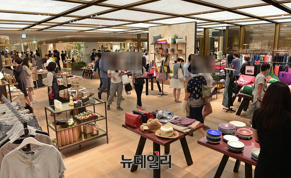 ▲ 신세계백화점 강남점 그랜드 오픈을 찾은 고객들 ⓒ정상윤 기자