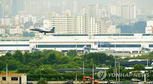 ▲ 대구공항 위로 날아오르는 전투기.ⓒ연합뉴스