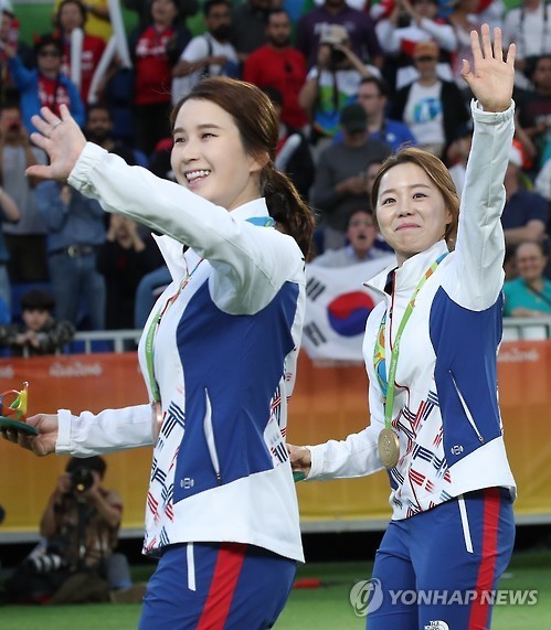 ▲ 11일 (현지시간) 브라질 리우데자네이루 삼보드로무 경기장에서 열린 2016 리우올림픽 양궁 여자 개인전에서 금메달을 획득한 장혜진(오른쪽)과 동메달을 획득한 기보배가 관중들을 향해 손을 흔들고 있다. ⓒ연합뉴스