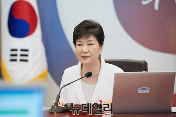 ▲ 12일 청와대에서 임시국무회의를 주재하고 있는 박근혜 대통령. ⓒ뉴데일리