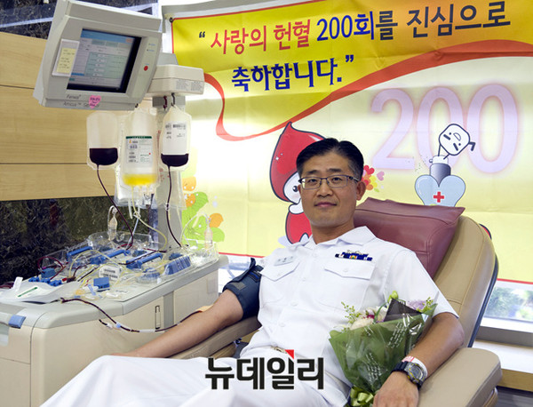 ▲ 해군사관학교 여용기 상사가 8월 11일 창원시에 위치한 대한적십자사 경남혈액원에서 200회째 헌혈을 하고 있다.ⓒ해군