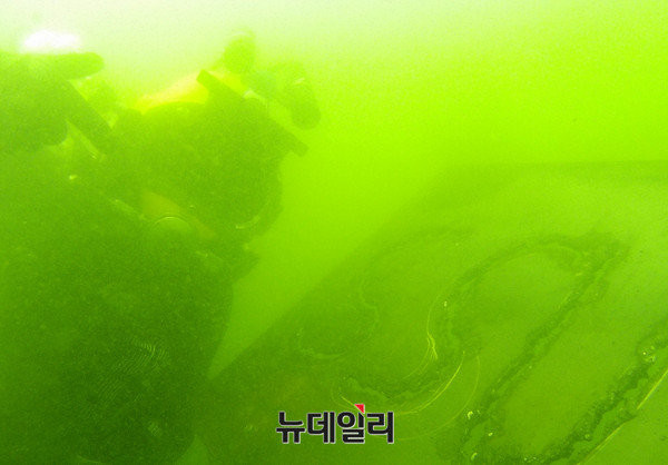 ▲ 수중에서 수중절단기를 이용해 SSU 문구를 새긴 대원이 임무완수 포즈를 취하고 있다. ⓒ 뉴데일리 정상윤